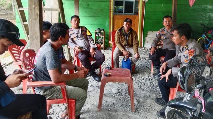 Polisi datangi TKP 3 pria kepergok bagi-bagi uang di Mamuju.