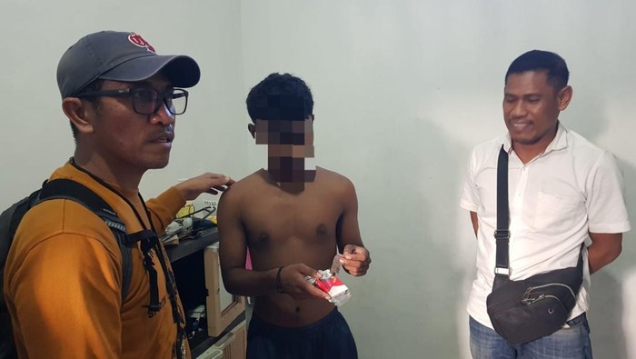 Polisi saat menangkap tiga pengedar ganja di Kota Kupang, NTT. (Dok. Polresta Kupang Kota)
