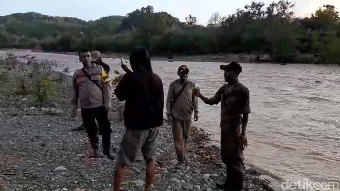 Polisi dan panitia pemungutan suara Pilkada 2024 terjebak banjir Sungai Bonpo, Kabupaten Kupang, NTT. Selasa (26/11/2024). (Dok. Pospol Soliu)