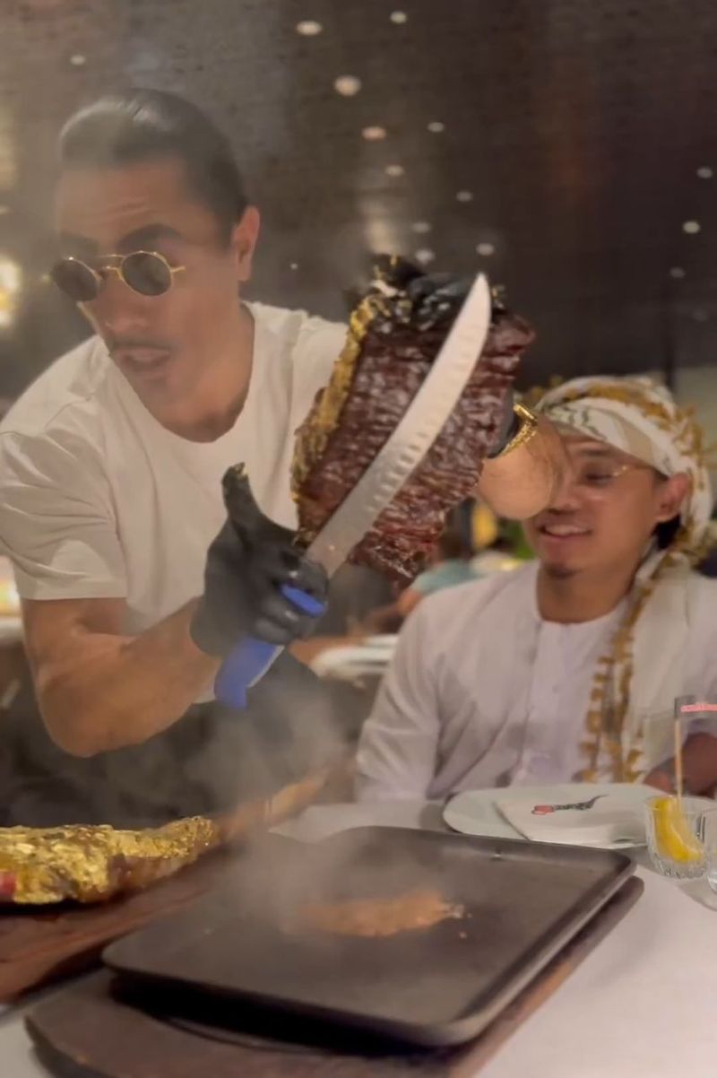 Pria Ini Bagikan Pengalaman Makan Steak Rp 46,3 Juta di Resto Salt Bae!