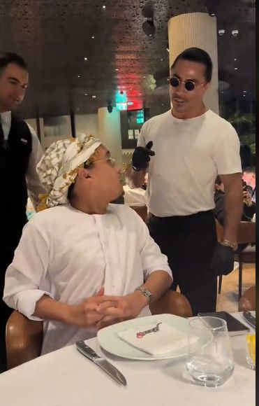 Pria Ini Bagikan Pengalaman Makan Steak Rp 46,3 Juta di Resto Salt Bae!