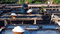Di kawasan Banjar Tribuana, Kusamba, Kabupaten Klungkung, Bali, I Wayan Purna salah satu petani garam berhasil menghidupi keluarganya berkat matapencaharian ini, konsumennya datang silih berganti mulai dari warga sekitar hingga tamu luar negeri.
