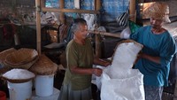 Ada sejumlah hal yang membuat garam Kusamba diminati beragam konsumen, yang paling kasat mata ada pada karakteristiknya, dengan warna putih bersih berkilau bak kristal dengan buliran yang sedikit lebih besar dari garam pabrik.