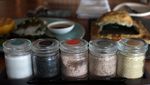 Mengecap Gurihnya Garam Khas Pantai Kusamba Bali