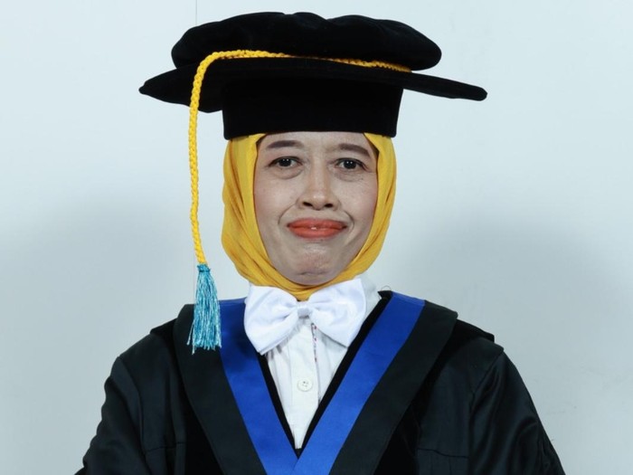 Prof Dr Nur Chamidah SSi MSi, Guru Besar Fakultas Sains dan
Teknologi Universitas Airlangga