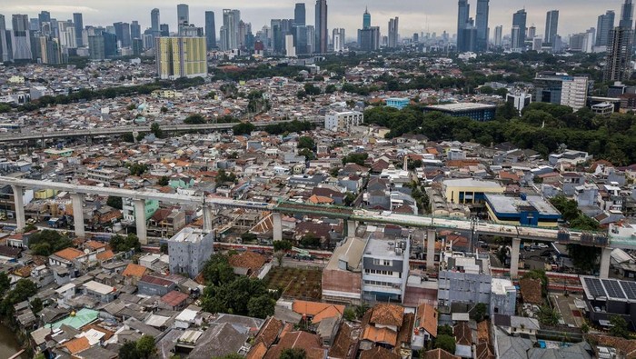 Foto udara proyek pembangunan jalur LRT (Light Rail Transit) Jakarta fase 1B rute Velodrome-Manggarai di Manggarai, Jakarta Pusat, Senin (25/11/2024). Pembangunan LRT Jakarta fase 1B dengan rute sepanjang 6,4 kilometer yang menghubungkan lima stasiun ini progresnya telah mencapai 38,16 persen. ANTARA FOTO/ Fakhri Hermansyah/agr
