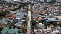 Foto udara proyek pembangunan jalur LRT (Light Rail Transit) Jakarta fase 1B rute Velodrome-Manggarai di Manggarai, Jakarta Pusat, Senin (25/11/2024). 