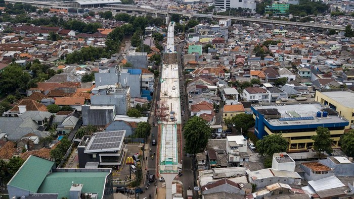 Progres pembangunan LRT Jakarta fase 1B Foto udara proyek pembangunan jalur LRT (Light Rail Transit) Jakarta fase 1B rute Velodrome-Manggarai di Manggarai, Jakarta Pusat, Senin (25/11/2024). Pembangunan LRT Jakarta fase 1B dengan rute sepanjang 6,4 kilometer yang menghubungkan lima stasiun ini progresnya telah mencapai 38,16 persen. ANTARA FOTO/ Fakhri Hermansyah/agr