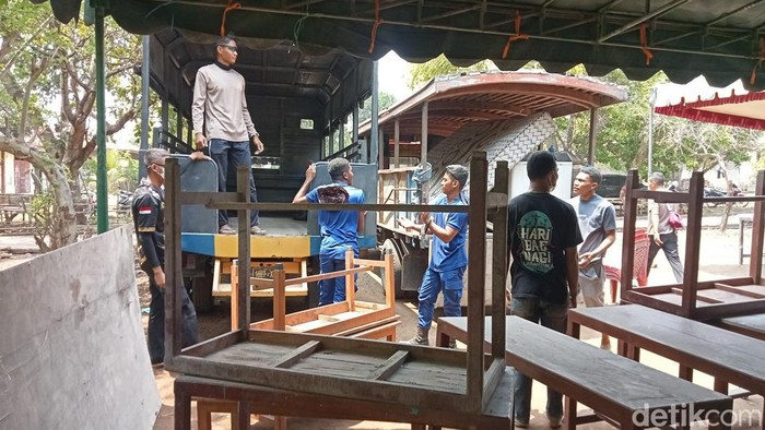 Proses distribusi logistik TPS di zona rawan erupsi Gunung Lewotobi Laki-laki di Flores Timur, NTT, Selasa (26/11/2024).