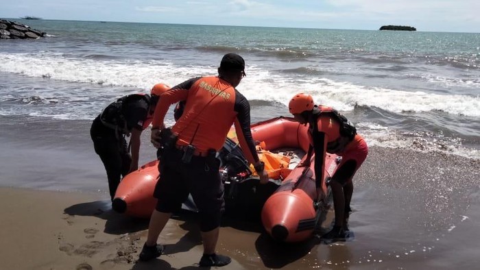 Proses evakuasi korban yang dilakukan tim SAR gabungan (Foto: dok. Istimewa).