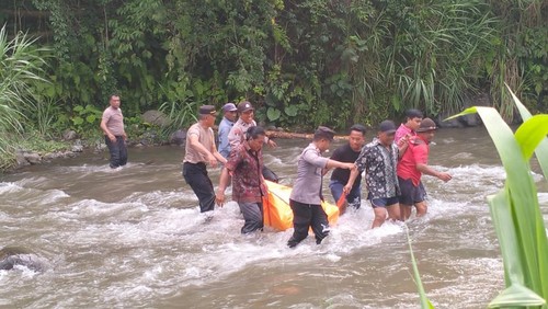 Proses evakuasi sesosok mayat perempuan yang ditemukan hanyut di sungai Telaga Waja, Desa Tangkup, Kecamatan Sidemen, Kabupaten Karangasem, Selasa (26/11/2024). (dok. Polsek Sidemen)