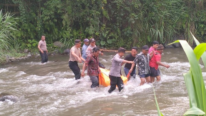 Proses evakuasi sesosok mayat perempuan yang ditemukan hanyut di sungai Telaga Waja, Desa Tangkup, Kecamatan Sidemen, Kabupaten Karangasem, Selasa (26/11/2024). (dok. Polsek Sidemen)