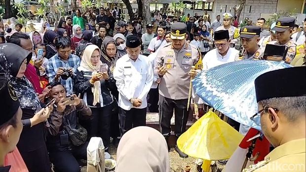 Proses pemakaman bocah SD meninggal akibat dibully