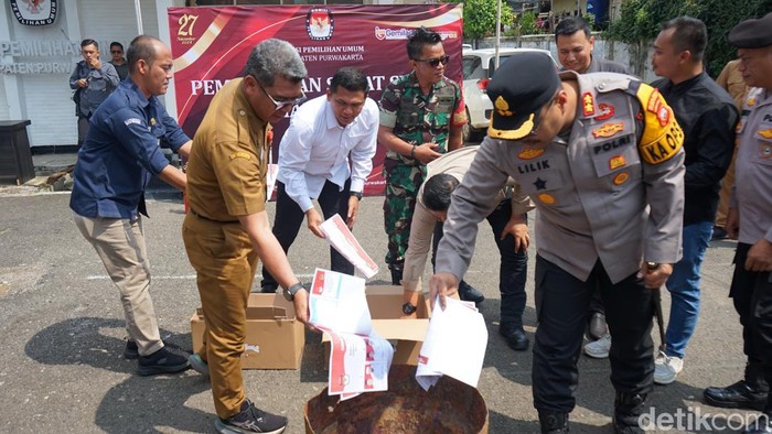 Proses pemusnahan surat suara rusak dan lebihan di KPU Kabupaten Purwakarta.