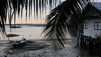Pulau ini menjadi pilihan bagi mereka yang menginginkan kedamaian, dengan banyak penduduk yang memilih menetap di sana untuk menjauh dari hiruk-pikuk kota.