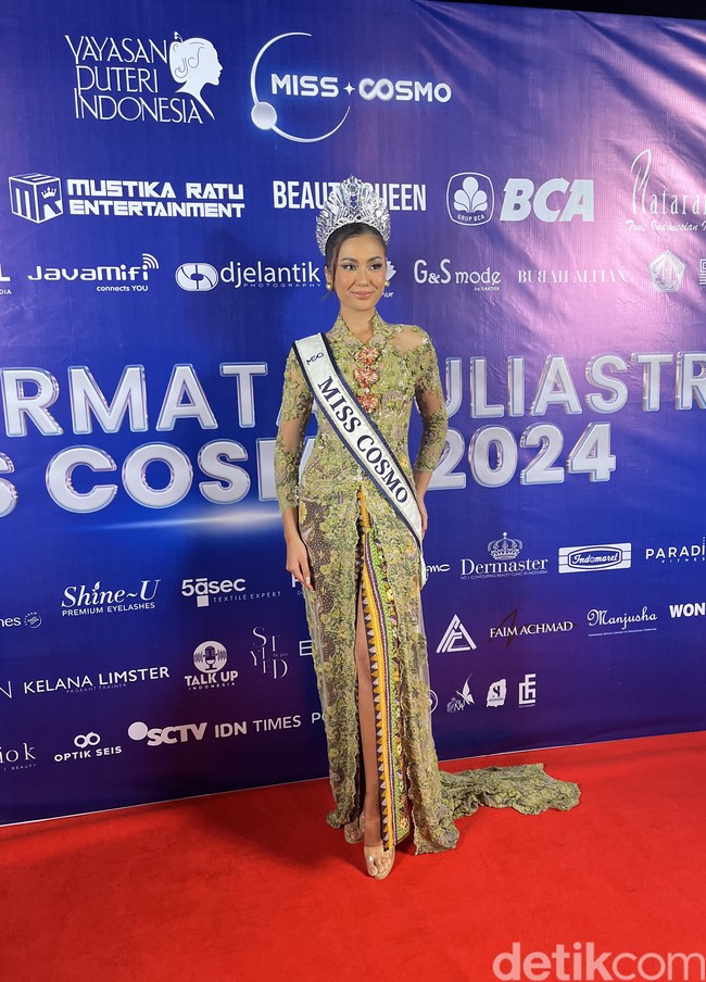 Putri mengatakan pada ajang internasional lebih dari 90 negara melihat tayangan tersebut. Momen Tata menjadi Miss Cosmo 2024 pun menjadi kemenangan bagi Indonesia. “Melalui ajang seperti ini kita secara lebih dalam memperkenalkan budaya Indonesia, produk berbasis budaya dan kamu selalu membawakan baju kreasi anak bangsa dan wastr untuk bisa diperkenalkan ke mancanegara, lanjutnya. Foto: Dok. Gresnia/Wolipop.