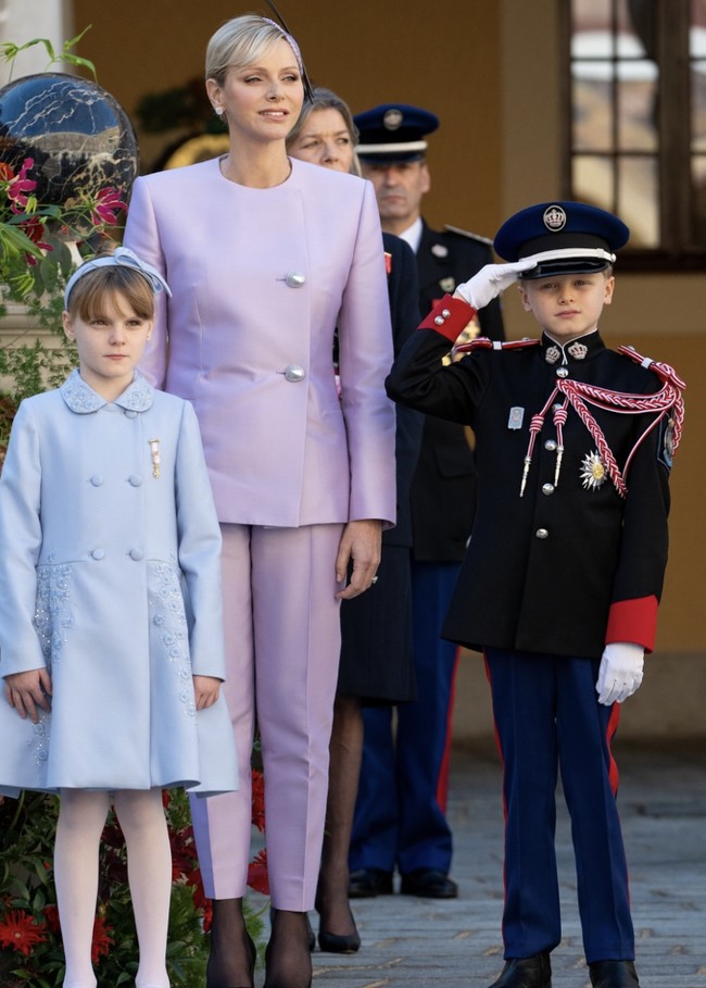 Seperti biasa, Putri Charlene tampil cantik dan anggun. Dalam momen tersebut, wanita 46 tahun itu tampil mempesona dalam setelan blouse dan celana warna lavender senada. Putri Charlene menambahkan aksesori topi kecil yang dijepit di rambutnya. Foto: dok. Instagram @palaisprincierdemonaco