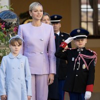 Seperti biasa, Putri Charlene tampil cantik dan anggun. Dalam momen tersebut, wanita 46 tahun itu tampil mempesona dalam setelan blouse dan celana warna lavender senada. Putri Charlene menambahkan aksesori topi kecil yang dijepit di rambutnya. Foto: dok. Instagram @palaisprincierdemonaco