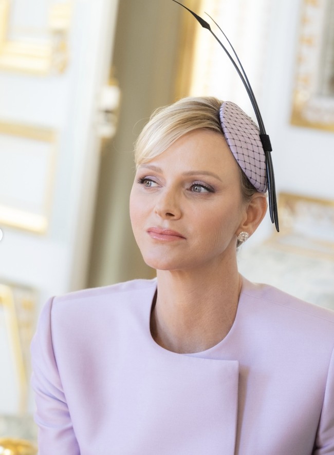 Dalam artikel tersebut, disorot kembali kisah cinta masa lalu Pangeran Albert yang dikenal playboy dengan Putri Charlene yang dulunya merupakan atlet renang Olimpiade itu. Foto: dok. Instagram @palaisprincierdemonaco