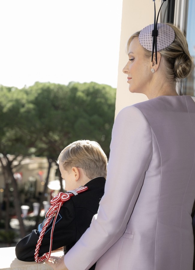 Beberapa minggu sebelum pernikahan pasangan itu, sebuah surat kabar Prancis melaporkan bahwa Putri Charlene mencoba melarikan diri dari Monako berulang kali. Dia diduga berlindung di dalam kedutaan Afrika Selatan selama di Paris. Kala itu, diduga paspornya disita dan tidak bisa kemana-mana.  Foto: dok. Instagram @palaisprincierdemonaco