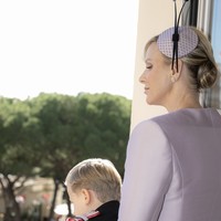 Beberapa minggu sebelum pernikahan pasangan itu, sebuah surat kabar Prancis melaporkan bahwa Putri Charlene mencoba melarikan diri dari Monako berulang kali. Dia diduga berlindung di dalam kedutaan Afrika Selatan selama di Paris. Kala itu, diduga paspornya disita dan tidak bisa kemana-mana.  Foto: dok. Instagram @palaisprincierdemonaco