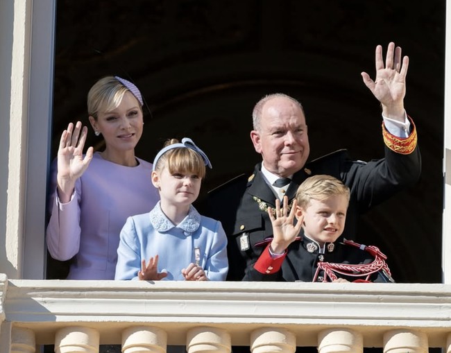 Charlene menghabiskan tahun-tahunnya sebagai pacar Pangeran Albert dan sudah tinggal di kerajaan dalam keadaan terisolasi dan kesepian, menganggur, tidak dapat berbicara bahasa setempat (Prancis) dan menjadi sasaran ejekan penduduk setempat. Foto: dok. Instagram @palaisprincierdemonaco