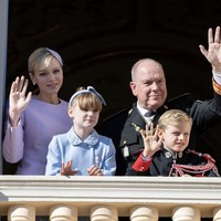 Charlene menghabiskan tahun-tahunnya sebagai pacar Pangeran Albert dan sudah tinggal di kerajaan dalam keadaan terisolasi dan kesepian, menganggur, tidak dapat berbicara bahasa setempat (Prancis) dan menjadi sasaran ejekan penduduk setempat. Foto: dok. Instagram @palaisprincierdemonaco