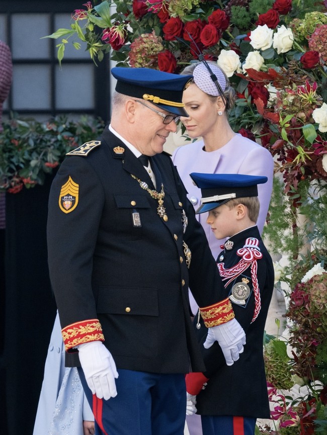 Namun, ekspresi wajahnya di momen tersebut menjadi sorotan. Putri Charlene disebut terlihat sedih. Dalam artikel news.com.au, dinarasikan bahwa istri penguasa kerajaan kecil namun sangat kaya itu tampak sedih. “Pernahkah seorang wanita dengan begitu banyak uang, begitu banyak perhiasan, dan akses tanpa batas ke para perancang busana Paris terlihat begitu menyedihkan?” Foto: dok. Instagram @palaisprincierdemonaco