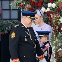 Namun, ekspresi wajahnya di momen tersebut menjadi sorotan. Putri Charlene disebut terlihat sedih. Dalam artikel news.com.au, dinarasikan bahwa istri penguasa kerajaan kecil namun sangat kaya itu tampak sedih. “Pernahkah seorang wanita dengan begitu banyak uang, begitu banyak perhiasan, dan akses tanpa batas ke para perancang busana Paris terlihat begitu menyedihkan?” Foto: dok. Instagram @palaisprincierdemonaco