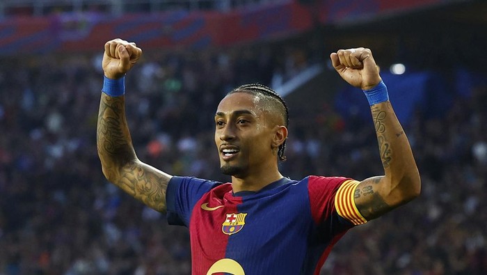 Soccer Football - LaLiga - FC Barcelona v Espanyol - Estadi Olimpic Lluis Companys, Barcelona, Spain - November 3, 2024 FC Barcelonas Raphinha celebrates scoring their second goal REUTERS/Albert Gea