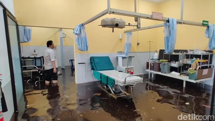 RS Karomah Holistic Pekalongan kebanjiran, Selasa (26/11/2024). Akibatnya layanan IGD ditutup sementara sampai air surut.