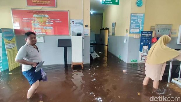 RS Karomah Holistic Pekalongan kebanjiran, Selasa (26/11/2024). Akibatnya layanan IGD ditutup sementara sampai air surut.