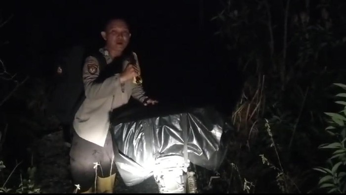 Saat petugas mengawal pendistribusian logistik pilkada di OKU Timur menggunakan motor