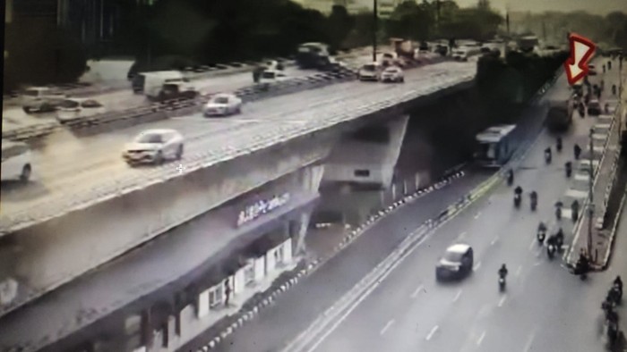 Satu unit truk tronton menabrak 6 kendaraan di lampu merah Slipi, Jakarta Barat (Jakbar). Detik-detik kecelakaan itu terekam CCTV yang ada di lokasi. (dok Istimewa)