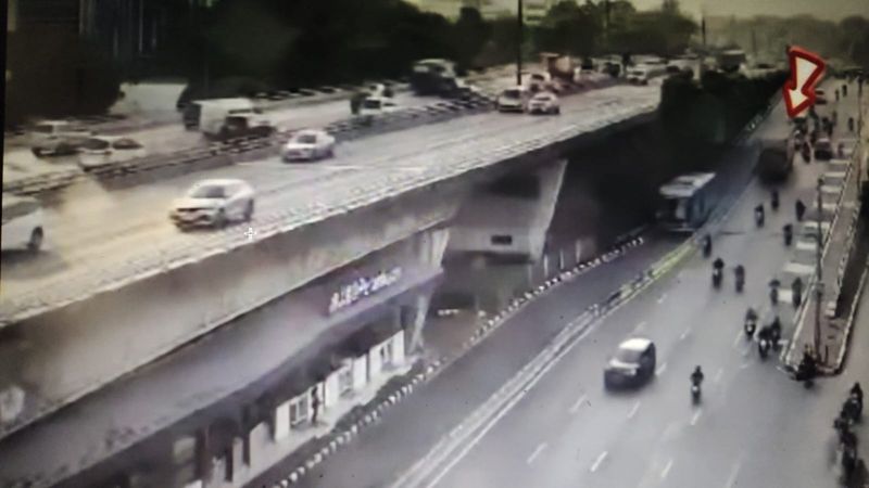 Satu unit truk tronton menabrak 6 kendaraan di lampu merah Slipi, Jakarta Barat (Jakbar). Detik-detik kecelakaan itu terekam CCTV yang ada di lokasi. (dok Istimewa)