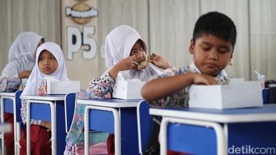 Senangnya Anak-anak Dapat Makan Siang Bergizi