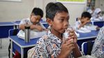 Senangnya Anak-anak Dapat Makan Siang Bergizi