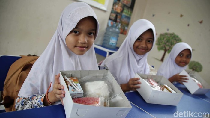 Senangnya Anak-anak Dapat Makan Siang Bergizi Uji coba makan siang bergizi dilakukan di SDS Angkasa 5 Lanud Halim Perdanakusuma, Jakarta, Selasa (26/11/2024). Anak-anak tampak senang.