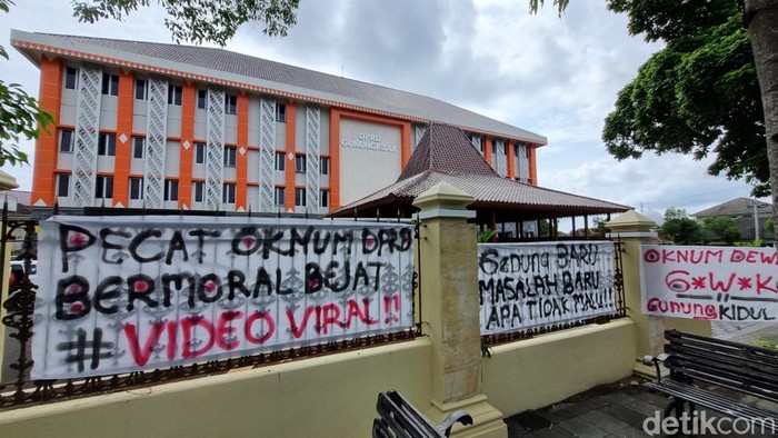 Spanduk tuntutan dipasang di pagar depan Kantor DPRD Gunungkidul, Selasa (26/11/2024).