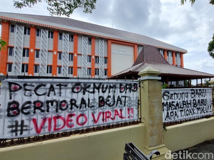 Spanduk tuntutan dipasang di pagar depan Kantor DPRD Gunungkidul, Selasa (26/11/2024).