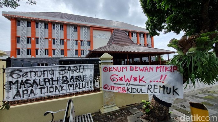 Spanduk tuntutan dipasang di pagar depan Kantor DPRD Gunungkidul, Selasa (26/11/2024).