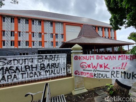 Spanduk tuntutan dipasang di pagar depan Kantor DPRD Gunungkidul, Selasa (26/11/2024).