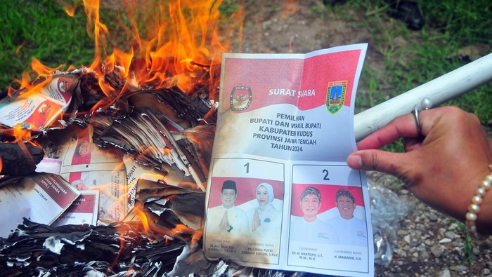 Ada sejumlah suarat suara Pilkada 2024 rusak di sejumlah daerah. Surat suara rusak ini kemudian dibakar.
