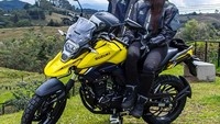 Secara dimensi, motor ini memiliki panjang 2.025 mm dengan jarak sumbu roda 1.345 mm, ground clearance 160 mm, dan tinggi jok 795 mm. Suzuki V-Strom 160 memiliki bobot yang cukup berat, mencapai 148 kg. Sementara tangki bahan bakarnya adalah 13 liter. Foto: Dok. Suzuki