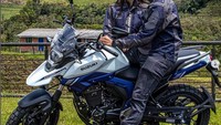 Suzuki V-Strom 160 diluncurkan secara perdana di Kolombia, Amerika Selatan. Motor ini menggabungkan tampilan sporty juga agresif, tapi tetap punya bodi ramping. Bagian depan V-Strom 160 menggunakan model lampu bertumpuk, dilengkapi windshield dan paruh khas motor sport adventure. Foto: Dok. Suzuki