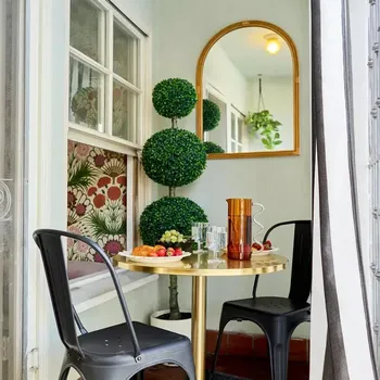 Teras atau balkon.