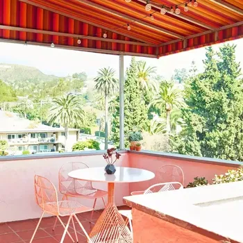 Teras atau balkon.