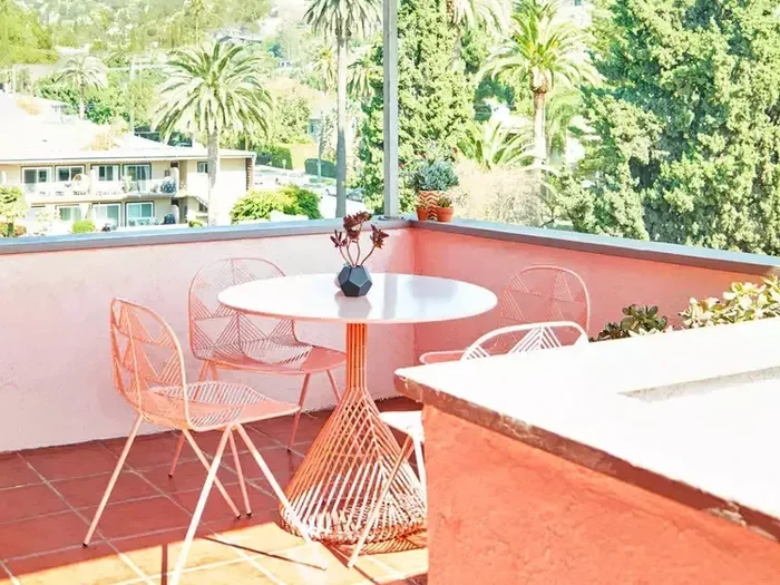 Teras atau balkon.
