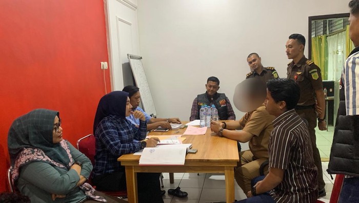 Tersangka pidana pemilu, Camat Dua Boccoe Bone, Andi Amirat Amir dilakukan tahap II ke Kejari Bone.