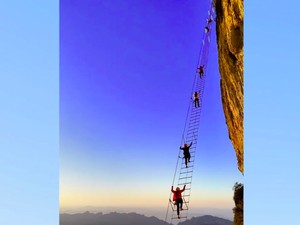 Yang Viral di China, Liburan Naik Tangga ke Langit